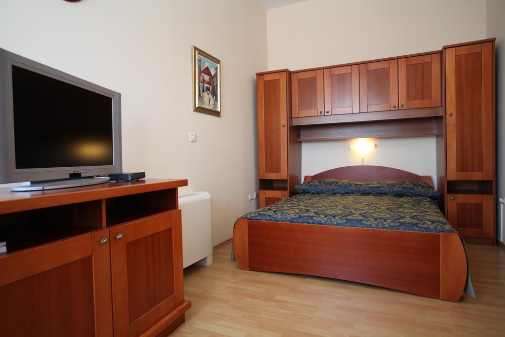 Studio Apartmani Bijeli Delfin Biograd Na Moru Camera foto