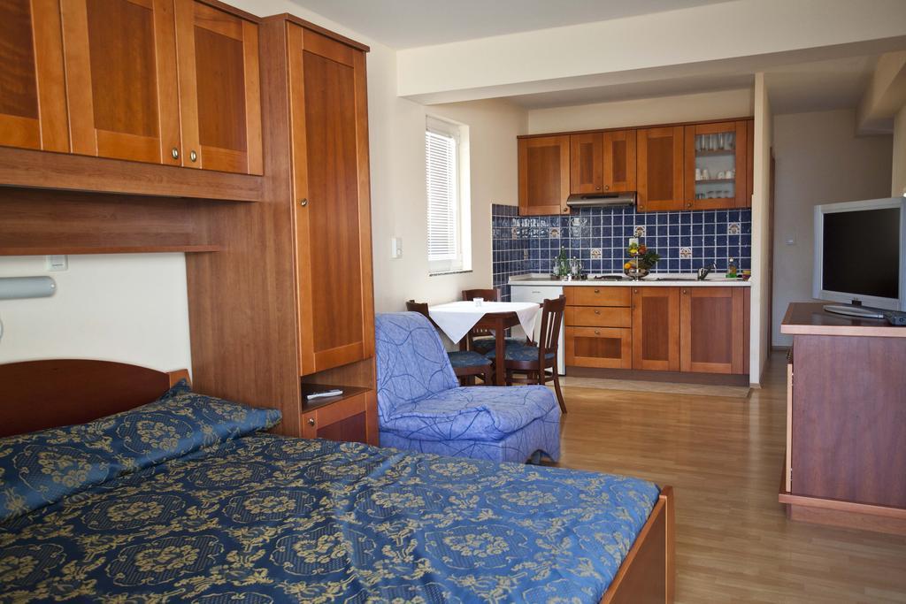 Studio Apartmani Bijeli Delfin Biograd Na Moru Camera foto