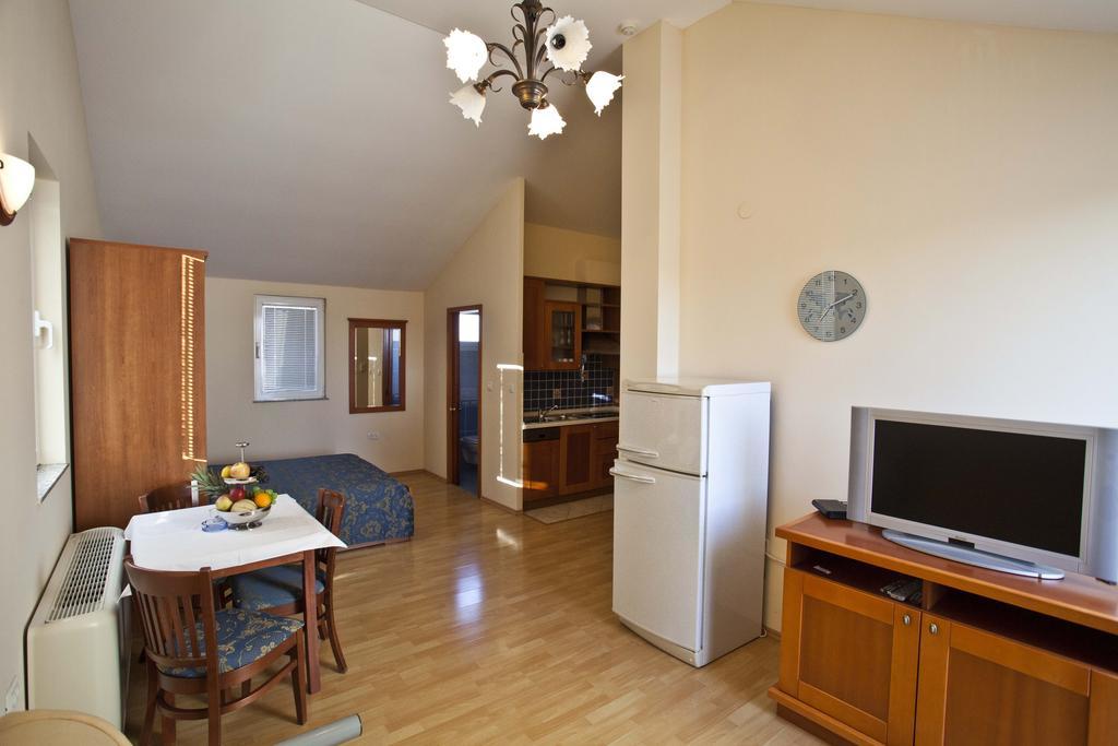 Studio Apartmani Bijeli Delfin Biograd Na Moru Esterno foto