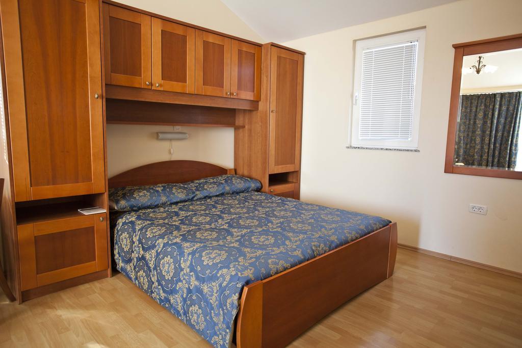 Studio Apartmani Bijeli Delfin Biograd Na Moru Esterno foto